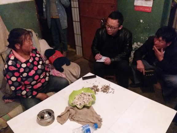 中心领导入户走访1_副本.jpg