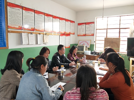 中心领导到村委会调研_副本.jpg